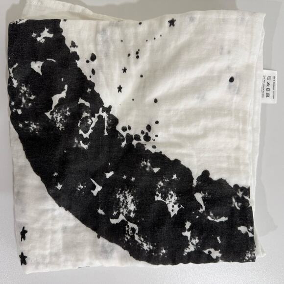 Goumi Many Moons Organic Cotton Muslin Swaddle Blanket White & Black - Picture 1 of 5